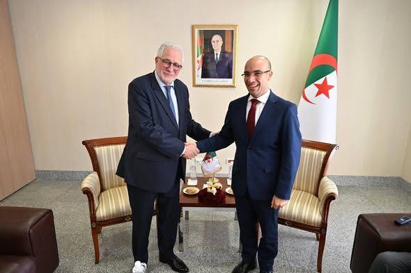 شايب
يستقبل
عميد
جامع
باريس
الكبير