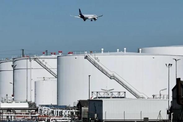 الطائرات
تحلق
بجناح
مكسور