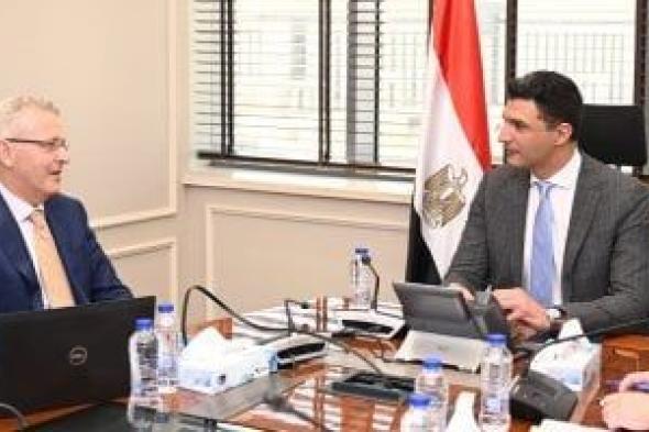 وزير
الصناعة
يبحث
مع
شركة
"جي
بي
أوتو"
مشروعاتها
الحالية
وخططها
المستقبلية