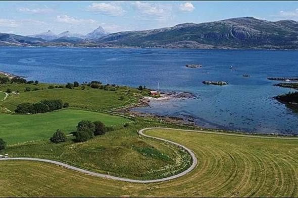 مدفن
      للسفن
      يسبق
      عصر
      الفايكنج