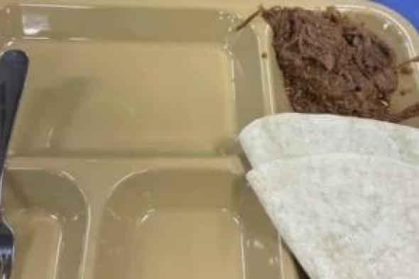 التليجراف
تنشر
صورا
صادمة
لفتات
طعام
يُقدم
لجنود
الجيش
الأمريكى
فى
حرب
إيران