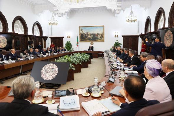 رئيس
الجمهورية
يوجه
بدراسة
استحداث
كتابة
دولة
للطاقات
المتجددة
ويشيد
بسونلغاز