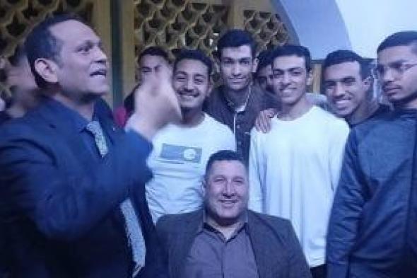 نائب
رئيس
جامعة
الأزهر
يشارك
الطلاب
توزيع
وجبة
العشاء
بالمدينة
الجامعية