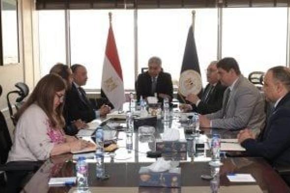 وزير
السياحة
يبحث
سبل
تطوير
مجال
الغوص
والأنشطة
البحرية
في
مصر