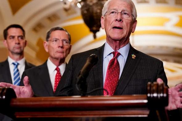 رئيس
    لجنة
    القوات
    المسلحة
    في
    مجلس
    الشيوخ
    الأمريكي
    يطالب
    ترامب
    باستئناف
    الحرب
    على
    إيران