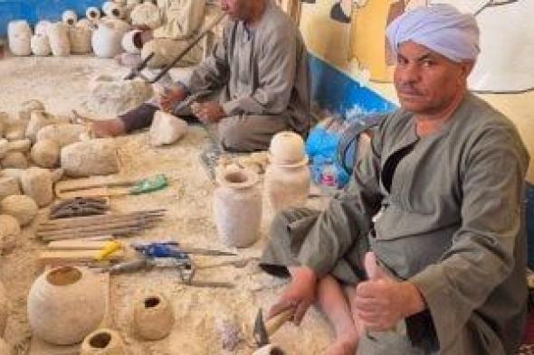 سياح
العالم
يستمتعون
بسحر
التحف
الفنية
والألباستر
في
ورش
البر
الغربى
بالأقصر..
فيديو
وصور