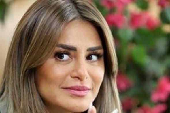 أمن
الجيزة
يضبط
الخادمة
المتهمة
بسرقة
فيلا
الفنانة
منة
فضالي