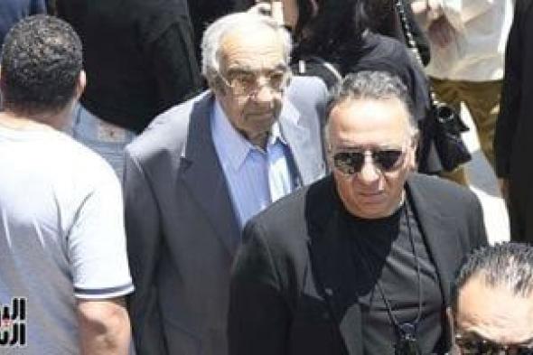 جنازة
هانى
شاكر..
زكريا
عزمى
يشارك
فى
تشييع
جثمان
أمير
الغناء
العربى