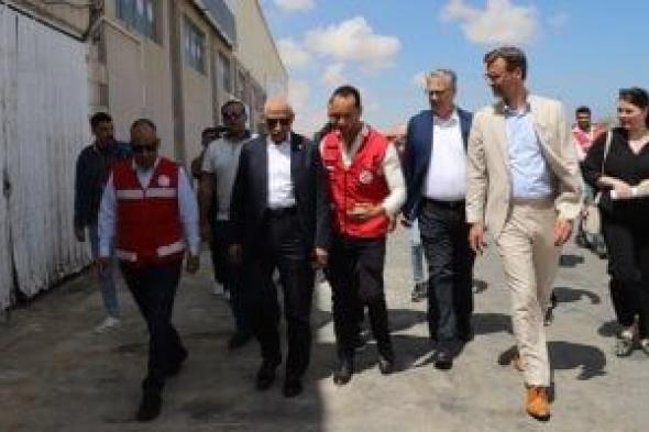 محافظ
شمال
سيناء
يصطحب
وزير
التجارة
الهولندى
فى
جولة
بمخازن
الإغاثة
بالعريش