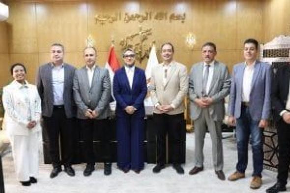محافظ
الوادي
الجديد
ومدير
صندوق
مكافحة
الإدمان
يبحثان
إنشاء
مركز
لعلاج
المرضى
مجانا