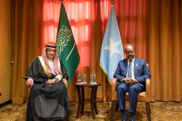  نائب
    وزير
    الخارجية
    يبحث
    تعزيز
    التعاون
    مع
    الرئيس
    الصومالي