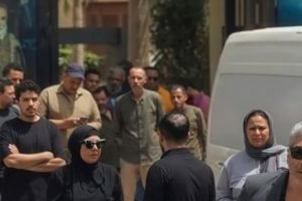 جثمان
عبد
الرحمن
أبو
زهرة
يمر
بالمسرح
القومي
قبل
أداء
صلاة
الجنازة