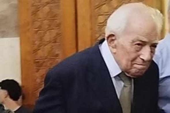 رشوان
توفيق
من
جنازة
عبد
الرحمن
أبو
زهرة:
فنان
شريف
وصديق
عمر