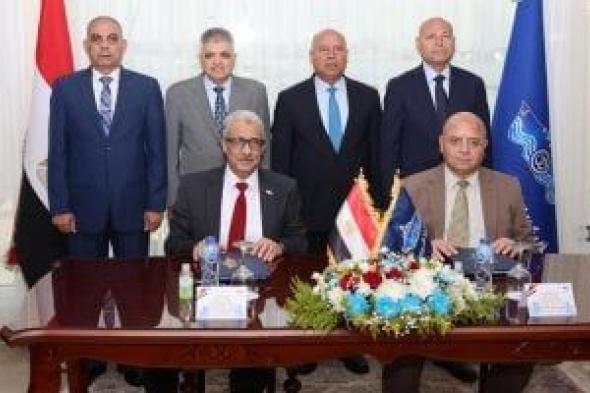 وزير
النقل
ورئيس
هيئة
قناة
السويس
ومحافظ
القاهرة
يشهدون
توقيع
عقد
بناء
5
أتوبيسات
