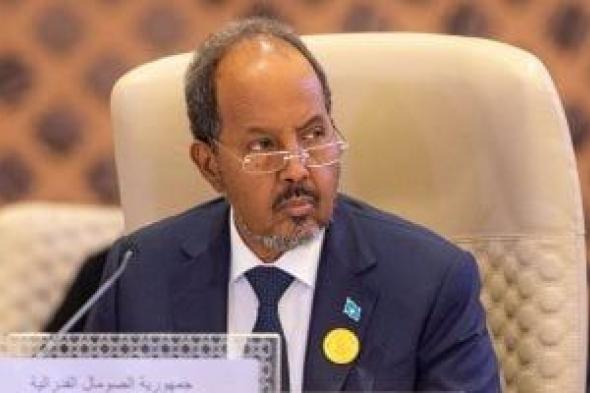 رئيس
الصومال
يعلن
بدء
تطبيق
الدستور
بشكل
رسمي