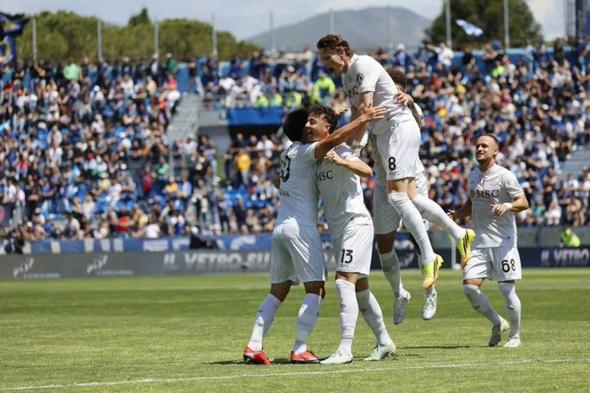 نابولي
    يهزم
    بيزا
    بثلاثية
    في
    الدوري
    الإيطالي
    ويضمن
    المشاركة
    في
    دوري
    الأبطال