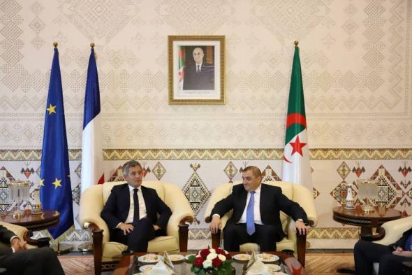 وزير
العدل
يستقبل
نظيره
الفرنسي
جيرالد
دارمانان
بمطار
هواري
بومدين