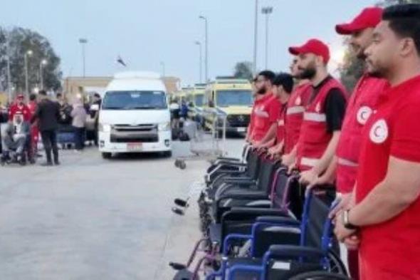 الهلال الأحمر يستقبل الدفعة الـ42 من المصابين الفلسطينيين