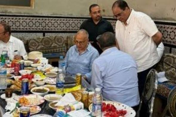 كرم
القناوية..
وزير
الرى
يتناول
بطيخ
وعسل
وفطير
مشلتت
مع
مزارعين
بقنا..
صور
