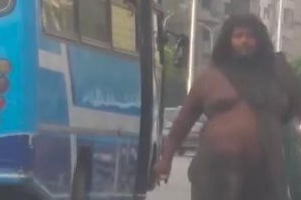 كأنه
طالع
من
غابة..
فحص
فيديو
متداول
لشخص
يهاجم
المارة
والسيارات
بمصر
الجديدة