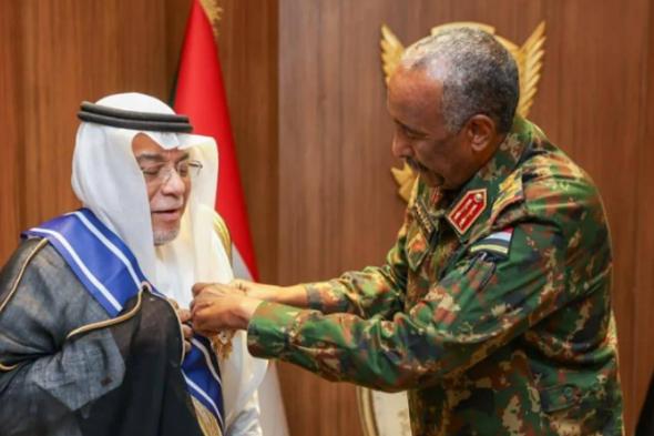 «البرهان»
يمنح
السفير
السعودي
في
السودان
وسام
النيلين
من
الطبقة
الأولى
