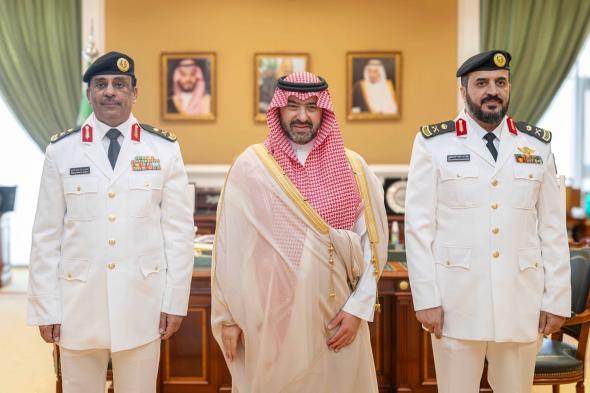 خالد
بن
سعود
يستقبل
قائد
حرس
الحدود
بتبوك
ويقلد
اللواء
العنزي
رتبته
الجديدة