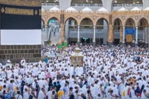 الحجاج
يؤدون
الجمعة
الأخيرة
فى
الحرم
المكى
قبل
زحف
الملايين
إلى
عرفات