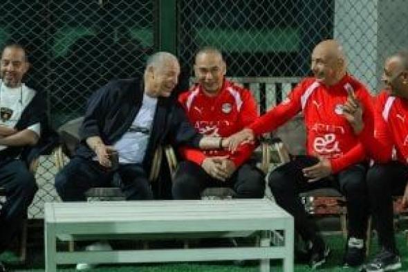 أجواء
مرحة
فى
معسكر
منتخب
مصر..
«وصلة
هزار»
تجمع
أبو
ريدة
وحسام
حسن