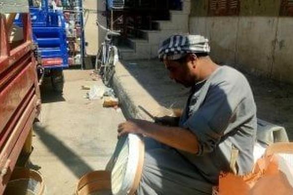 من
جيل
لجيل..
قصة
عبد
الواحد
مع
الغربال
وصواني
الصاج
في
قنا..
صور
