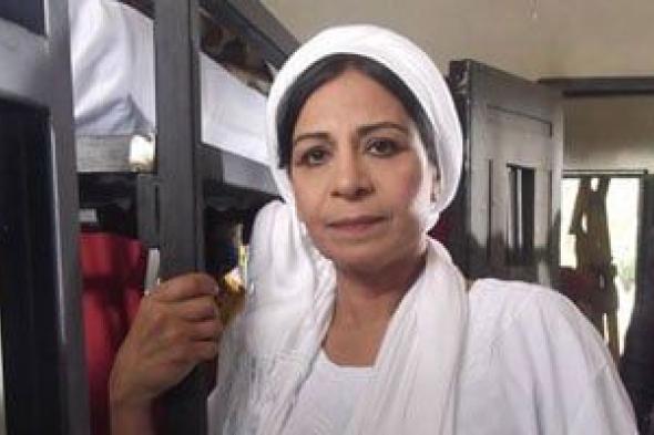 عفاف
مصطفى
عن
كواليس
الكلام
على
إيه:
مصطفى
غريب
كان
بيوقعنا
من
الضحك