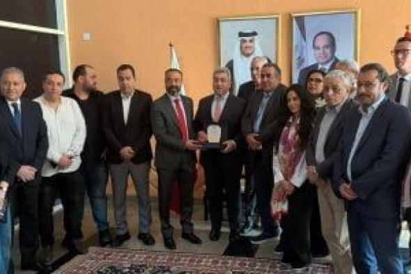 سفير
مصر
بقطر
يحتفي
بدور
النشر
المصرية
في
معرض
الدوحة
للكتاب