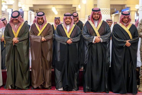 أمير
    الرياض
    يؤدي
    صلاة
    الميت
    على
    الأمير
    نواف
    بن
    نايف
    بن
    ممدوح
    بن
    عبدالعزيز 