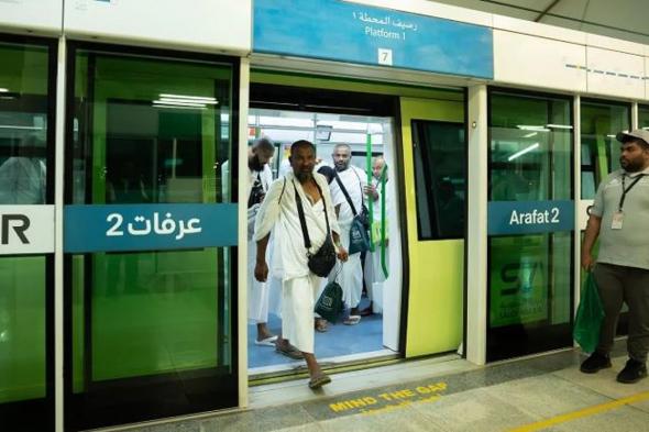 توافد
    ضيوف
    الرحمن
    إلى
    صعيد
    عرفات
    لأداء
    ركن
    الحج
    الأعظم