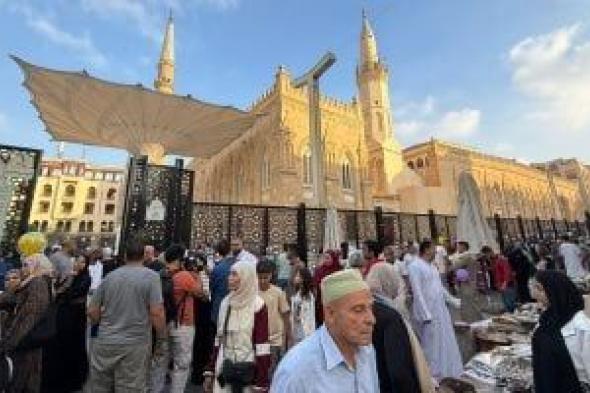 فرحة
العيد..
العائلات
يحتفلون
بعيد
الأضحى
أمام
مسجد
الحسين