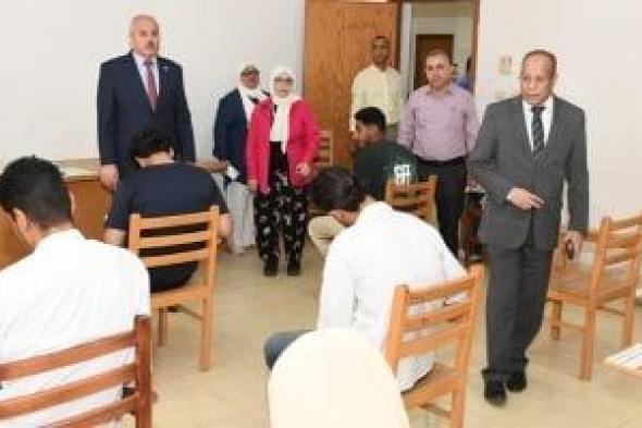 رئيس
جامعة
القناة
يتابع
امتحانات
الألسن
والآداب
والسياحة
والفنادق