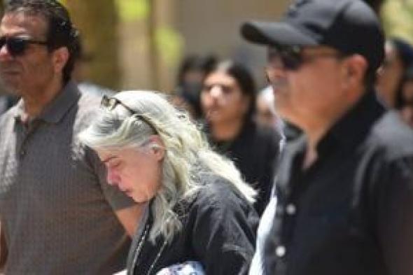 انهيار
الأسرة
وحضور
محدود
من
نجوم
الفن
في
وداع
الفنانة
سهام
جلال