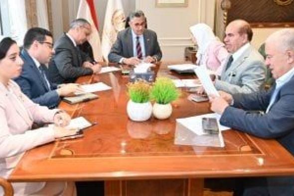 وزير
التموين
يبحث
طلبات
المواطنين
المقدمة
من
أعضاء
مجلسى
النواب
والشيوخ