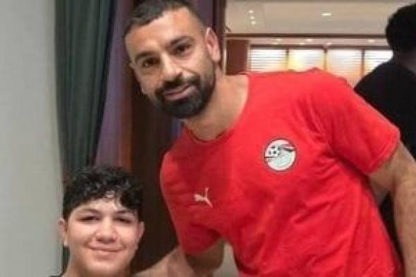 استقبال
خاص
من
التوأم
ومحمد
صلاح
لمشجع
فلسطينى
فى
فندق
المنتخب..
صور
