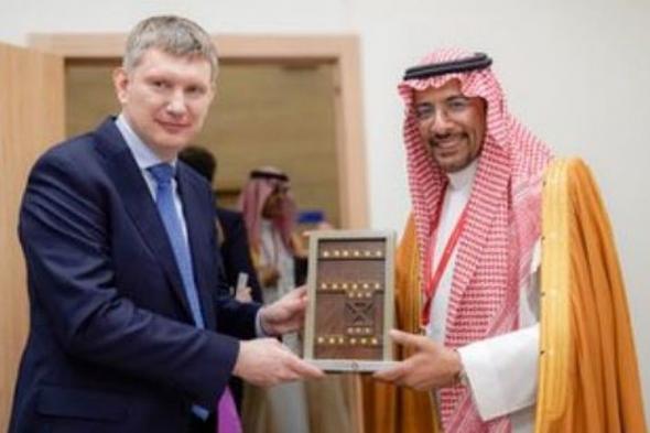 وزير
    الصناعة
    يبحث
    تعزيز
    الشراكات
    الاقتصادية
    والاستثمارات
    المشتركة
    مع
    الجانب
    الروسي
