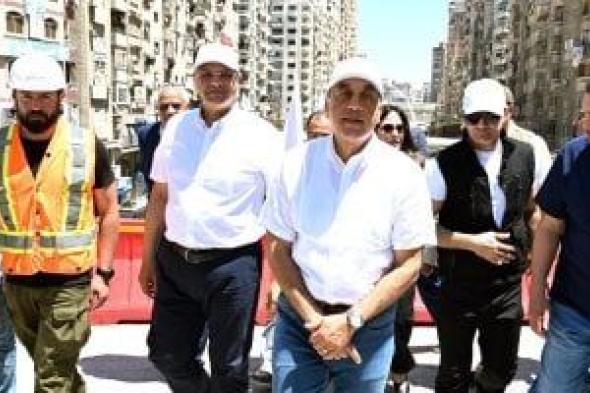 رئيس
الوزراء
يتفقد
أعمال
إنشاء
محور
"محمد
نجيب"