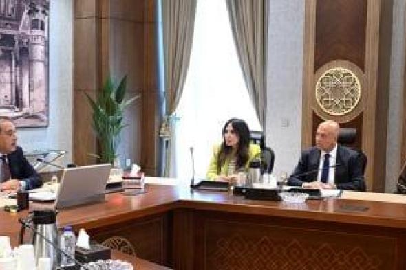 مدبولي
يلتقي
مسئولي
شركة
"أكوا
باور"
لبحث
تنفيذ
مشروعات
تحلية
مياه
البحر