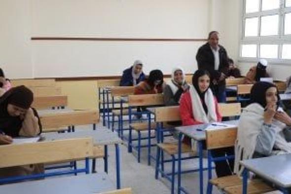 طلاب
الشهادة
الإعدادية
بالجيزة
يؤدون
اليوم
امتحانى
العلوم
والتربية
الفنية