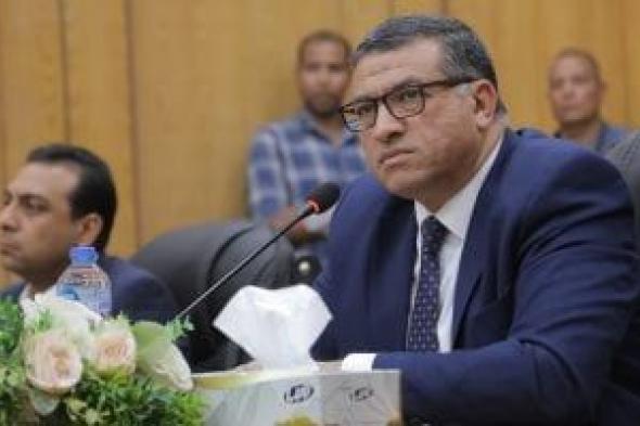 محافظ
قنا
يناقش
301
شكوى
وطلب
للمواطنين
ويوجه
بحلول
عاجلة