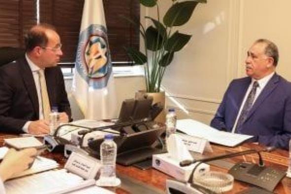 نقيب
المحامين
يلتقي
وزير
المالية
لبحث
وحل
مشاكل
الضرائب
الخاصة
بالمحامين