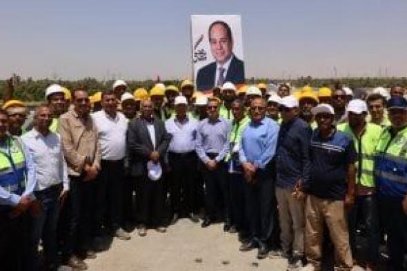 وزير
النقل
يُكافئ
مهندسي
وعمال
محور
دراو
بأسوان..
ويؤكد:
الصعيد
يشهد
طفرة