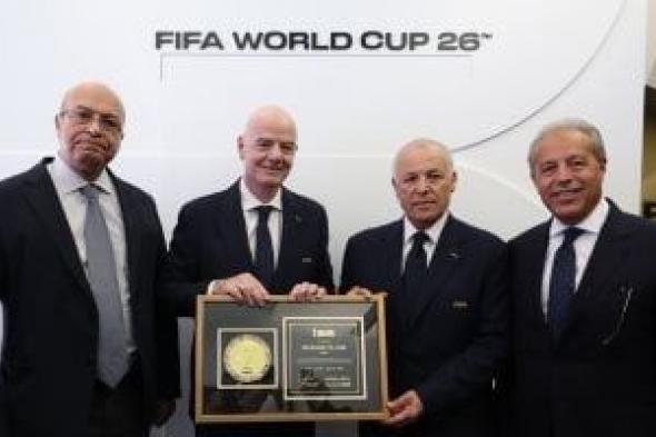 إنفانتينو
يهدى
أبو
ريدة
تذكار
كأس
العالم
باسم
الرئيس
السيسى