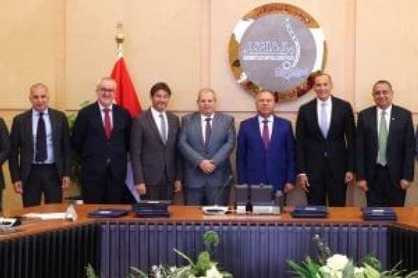 ​وزير
النقل
يشهد
توقيع
عقود
إنشاء
وتطوير
خطوط
السكك
الحديدية
ونظم
الإشارات