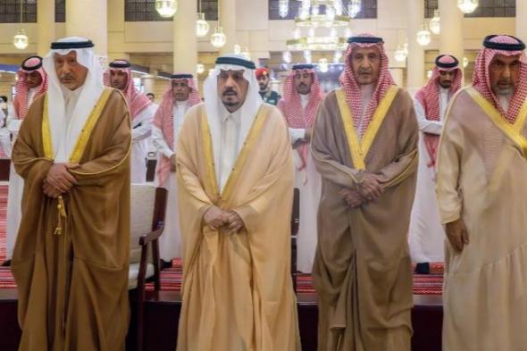 أمير
الرياض
يؤدي
صلاة
الميت
على
والدة
خالد
بن
مطلق
بن
خرصان