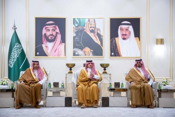 وزير
الداخلية
يلتقي
أمير
الباحة
ويطّلع
على
المبادرات
التنموية
بالمنطقة