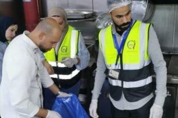 «سلامة
الغذاء»
تضبط
مخالفات
فى
تخزين
مياه
الشرب
والمشروبات
الغازية
بالوايلى